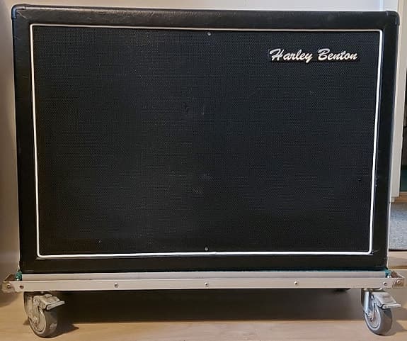 Harley Benton G212 -kitarakaappi ja kuljetuskotelo