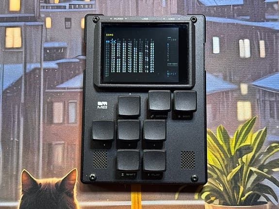 Dirtywave M8 Tracker (Model 01) – kannettava syntetisaattori / sekvensseri