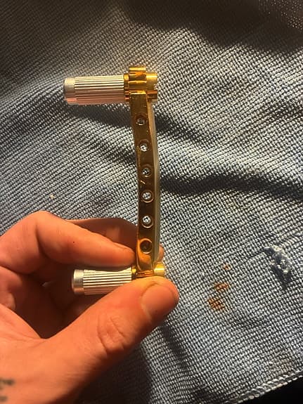 GE101A electric guitar bridge tailpiece kultainen - image 5
