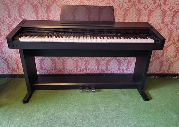 Roland KR-3000 digital keyboard