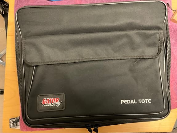 Gator GPT-BL-PWR -pedalboard, kantolaukku ja virtalähde