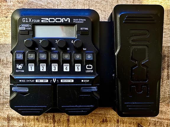 Zoom G1X Four kitaran multiefektipedaali