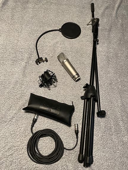 Røde NT1-A kondensaattorimikrofoni ja teline