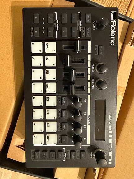 Roland MC-101 Groovebox