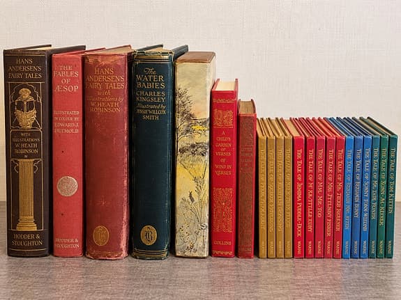 Otsikko: 22 englanninkielistä klassikkokirjaa – vanhoja ja kuvitettuja painoksia