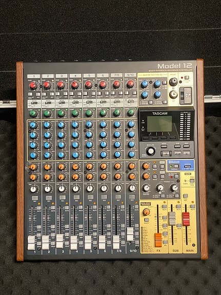 Tascam Model 12 mikseri