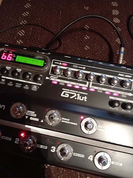 Zoom G7.1ut kitaramultiefekti pedaalilla