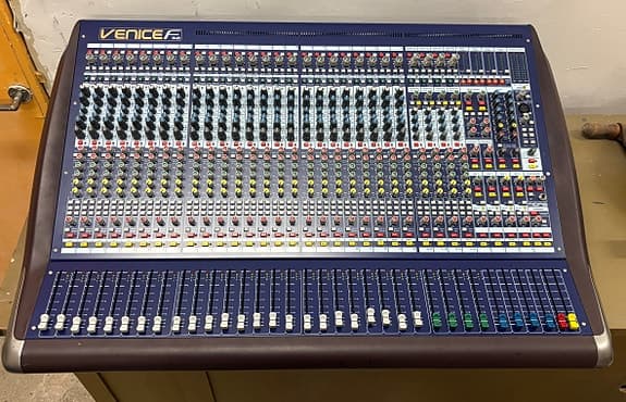 Midas Venice F32. 32-kanavainen analogimikseri / FireWire Interface