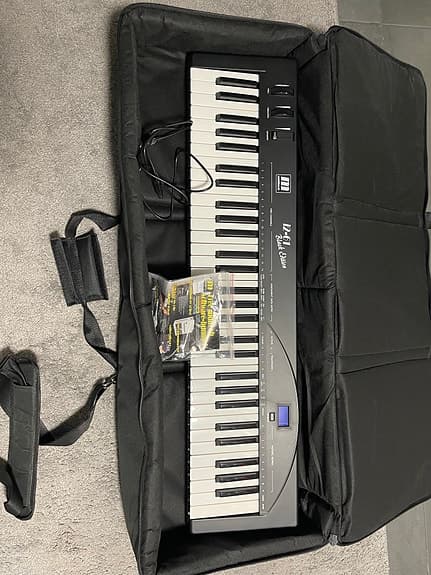 Miditech i2-61 Black Edition MIDI‑kosketinsoitin + Keyboard Bag 11 laukku