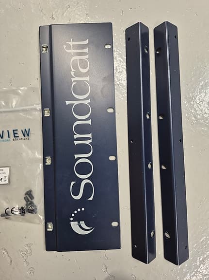 Soundcraft mikserin 19" räkkiraudat