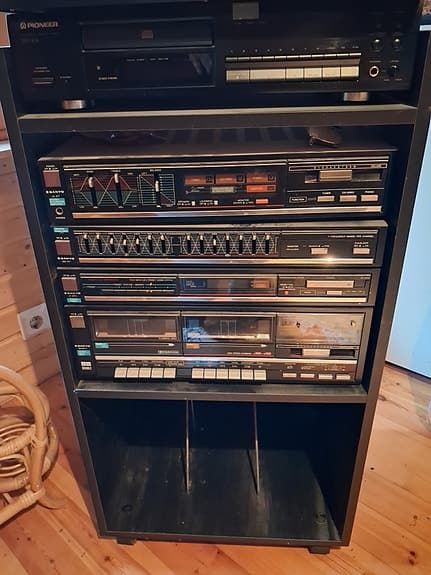 80-luvun Sanyo stereosarja laiteräkillä