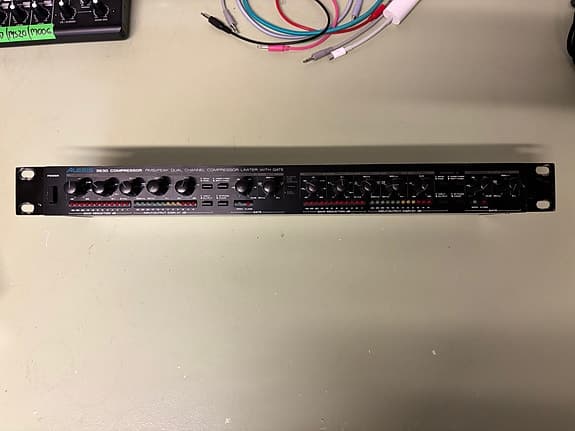 Alesis 3630 kompressori