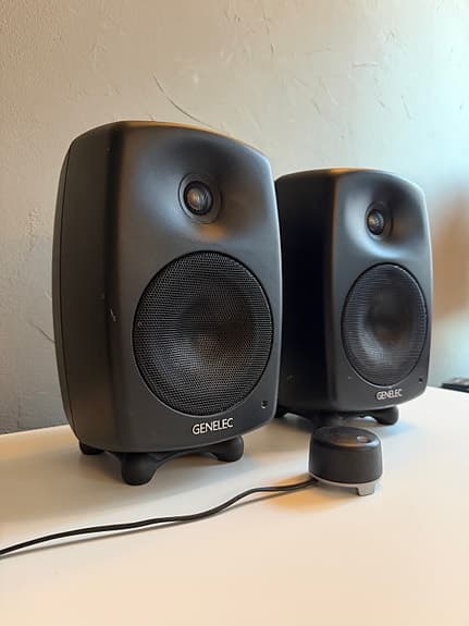 Genelec G Three -aktiivikaiuttimet (2 kpl) + äänenvoimakkuudensäädin