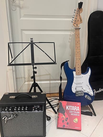 Fender Squier Stratocaster sähkökitara paketti