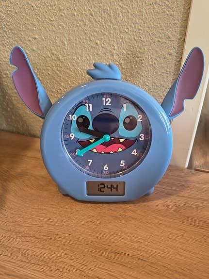 Stitch-herätyskello värein ja valoin