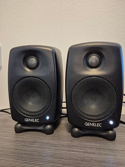 Genelec G one aktiivikaiuttimet 2kpl + analogimuunnin