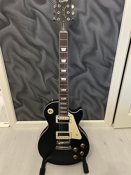 Epiphone Les Paul Classic + kova laukku + teline + hihna
