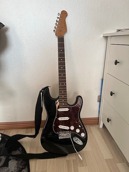 Sähkökitara stratocaster-tyylinen musta