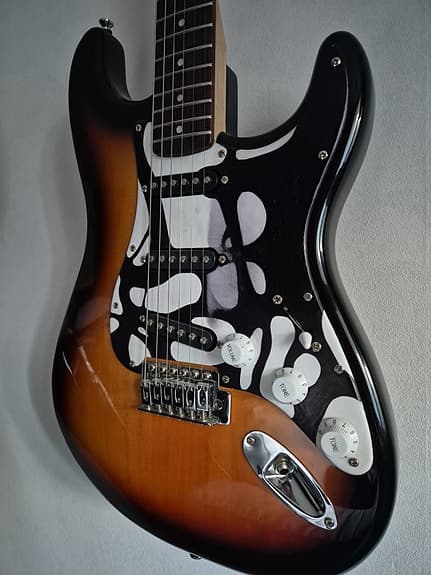 Squier Stratocaster sähkökitarat sunburst - image 3
