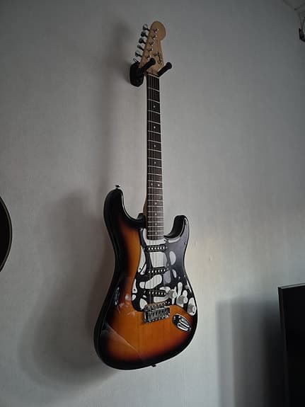 Squier Stratocaster sähkökitarat sunburst