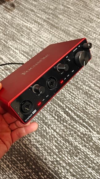 Focusrite Scarlett 4i4 korjattavaksi