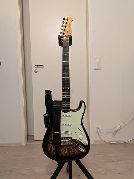 Harley Benton Stratocaster HSS (PÄIVITETTY)