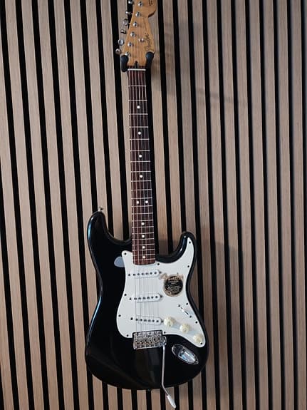 Fender Stratocaster sähkokitara musta