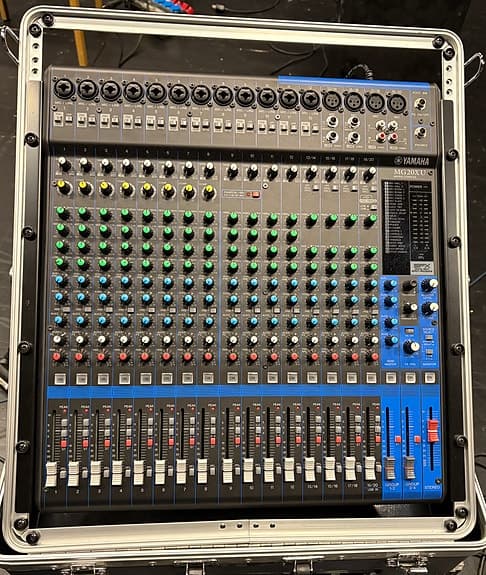 Yamaha MG20 XU + case