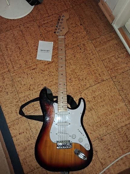 Sähkökitara stratocaster-tyylinen sunburst