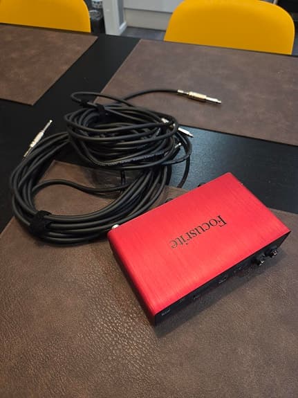 Focusrite Scarlett 2i2 gen 1 ja 2kpl 6m kitarapiuha setti