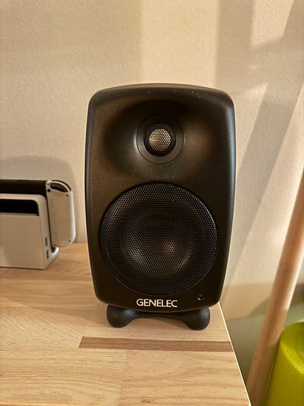 Genelec G Two B + Genelec F One B + Yamaha WXC-50