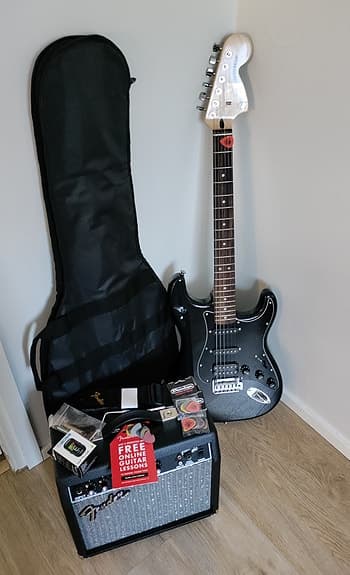Fender Squier Affinity Series Stratocaster HSS -kitarapaketti