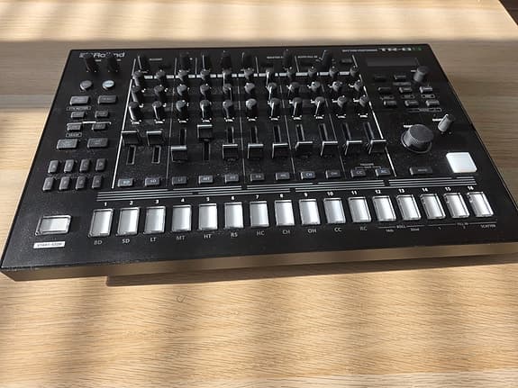 Roland TR-8S