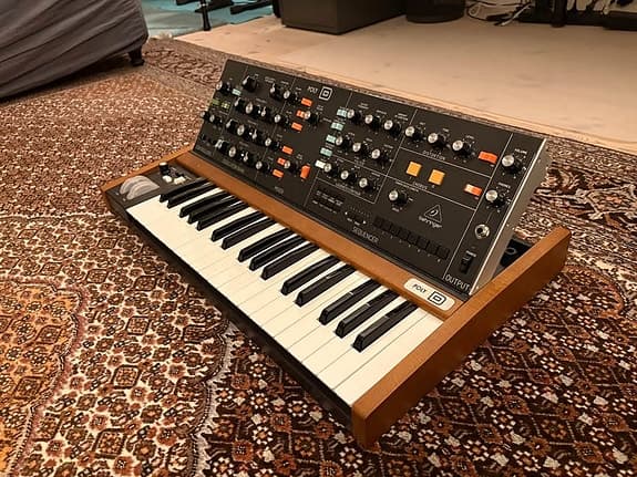 Behringer Poly D -analogisyntetisaattori