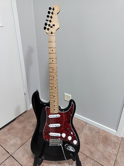 Squier Stratocaster sähkökitara musta