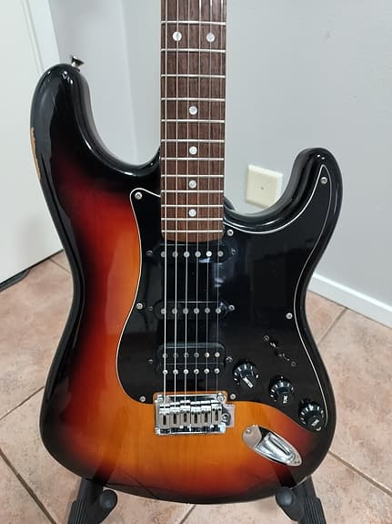 Squier Stratocaster sähkökitarat sunburst - image 2