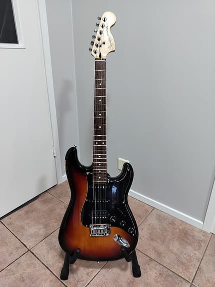 Squier Stratocaster sähkökitarat sunburst