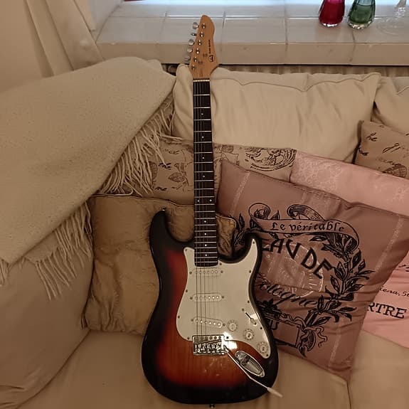 Sähkitara stratocaster-tyylinen sunburst