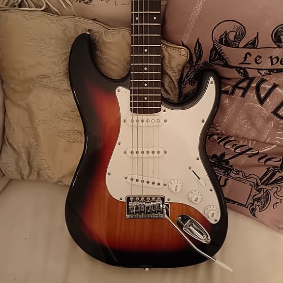 Sähkitara stratocaster-tyylinen sunburst - image 2