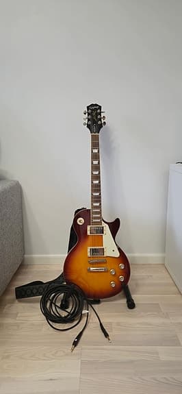 Epiphone Les Paul Standard (2021) + Focusrite Scarlett Solo äänikortti +asusteet