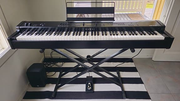 Kawai MP7SE stagepiano + Kawai SC-1 rullalaukku + Boston XX-teline