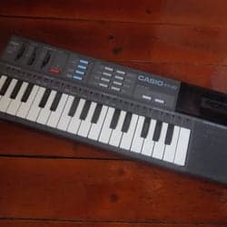Casio PT-87 (PT-82) mini-synth från 80-talet. Defekt