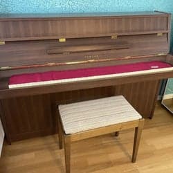 Yamaha piano med pianopall