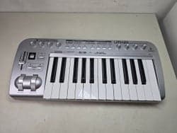 Behringer U-CONTROL UMX25 USB/MIDI Controller Keyboard