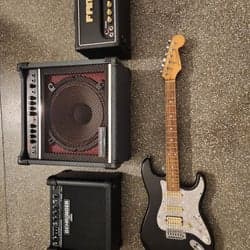 En J&D elgitarr. Med en Custom sound colt 65Rx försärkare. En Beringer V-tone GM