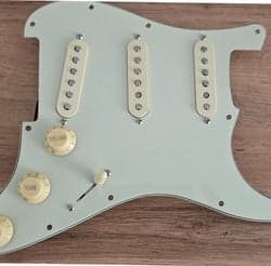 Plektrumskydd med pickup till Fender stratocaster.