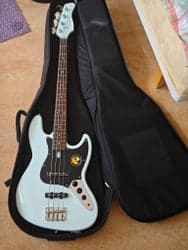 Marcus Miller V3 basgitarr