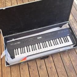 Roland JV-30 med flightcase case