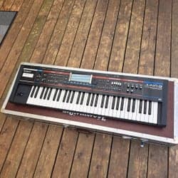 Roland JUNO-G Synthesizer med "Jägermeister" Case Flightcase