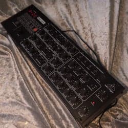 Behringer PRO-800 Analog 8-rösters polyfonisk synthesizer